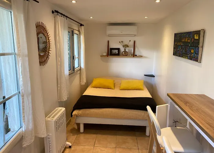 Petite chambre indépendante avec sdb, clim et parking privé