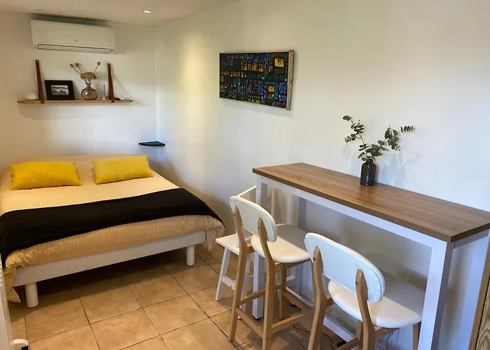 Petite chambre indépendante avec sdb, clim et parking privé